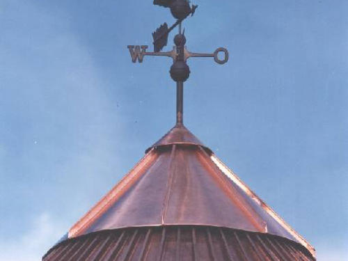 Kupfergedeckte Turmspitze mit Wetterfahne