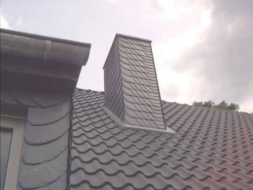 Schieferbekleideter Kamin auf einem Ziegeldach